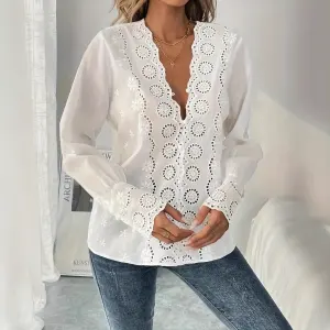 เสื้อเชิ้ตคอวี ปักลายแขนยาว สวยหรู
